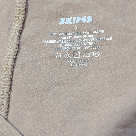 SKIMS Fits Everybody Cheeky Brief - Picture 5 of 6